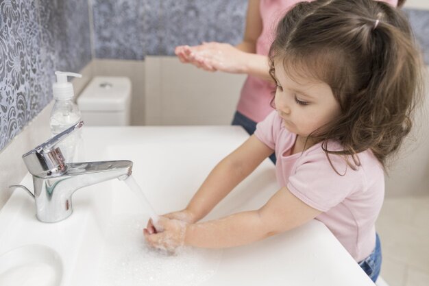 Como convencer as crianças a cuidarem da higiene pessoal
