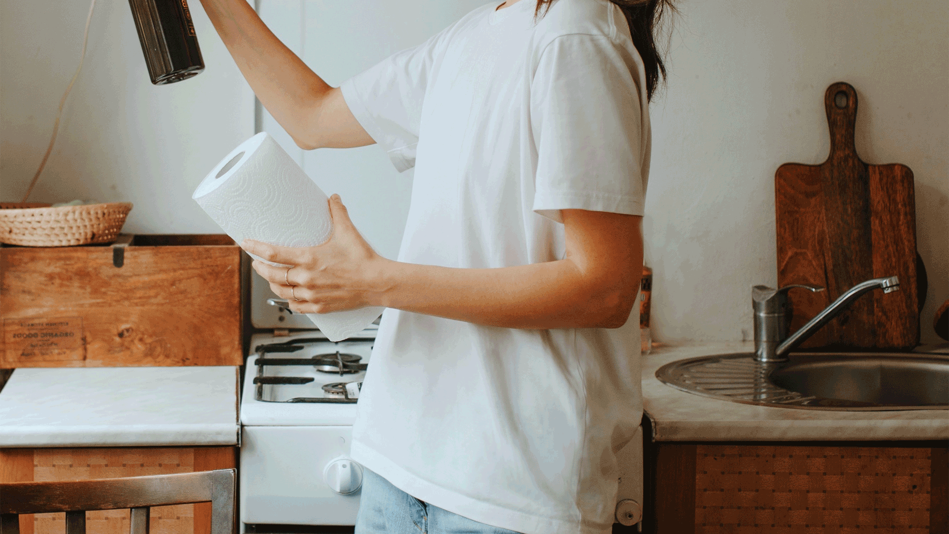 Como limpar a cozinha utilizando toalhas de papel